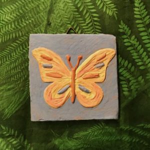 AKUPARA-Verein-für-Tierschutz-Artenschutz-Naturschutz-Fliese-Motiv-Schmetterling-Engobe Fliese mit Engobe bemalt - Motiv Schmetterling