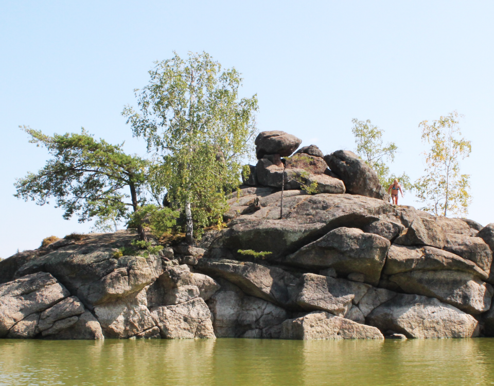 Ottensteinerstausee im Waldviertel mit typischen Granitblöcken
