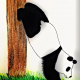 selbstgezeichneter Panda im Kopfstand uriniert an Baumstamm