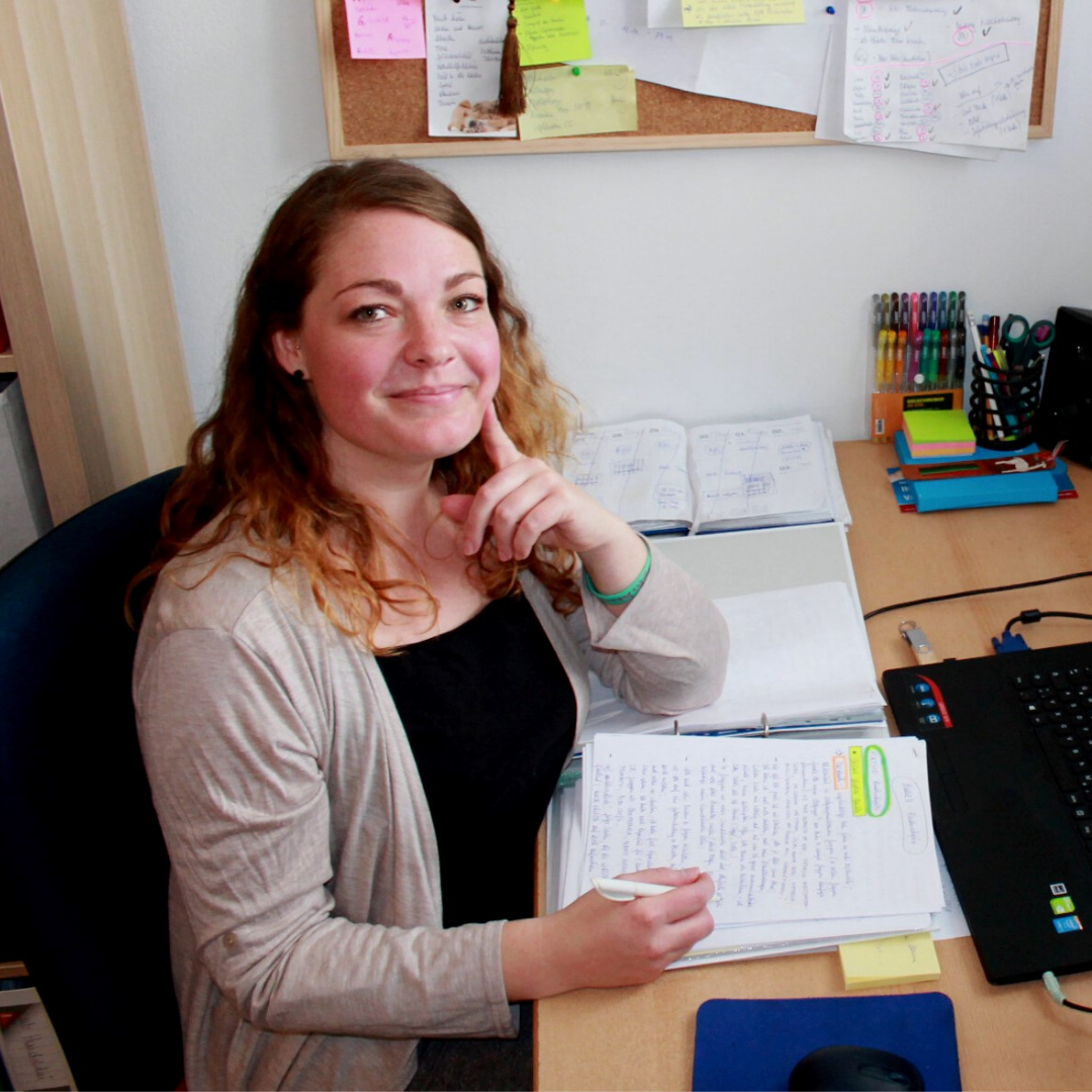 Lydia sitzt am Schreibtisch vorm PC