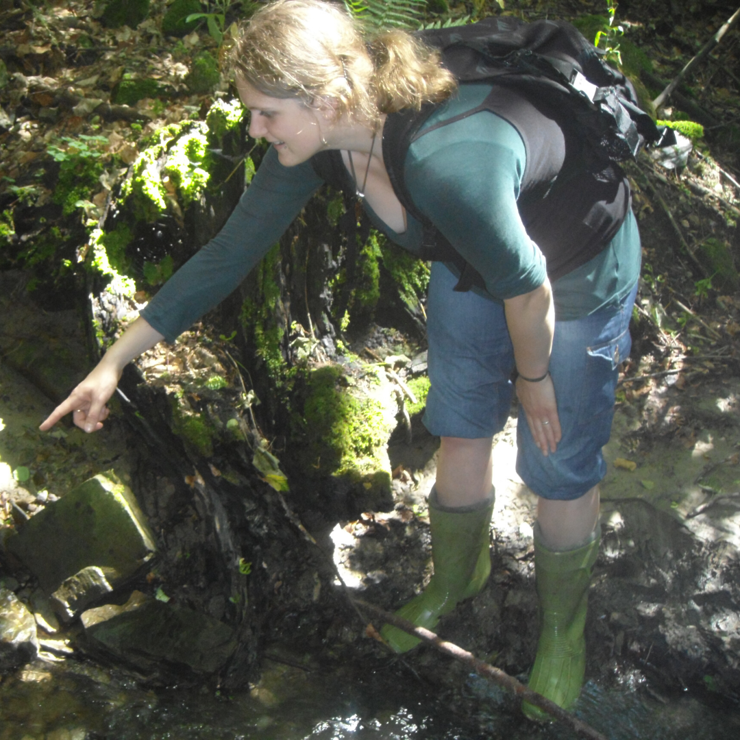 Bettina findet eine Feuerslamanderlarve im Wienerwald