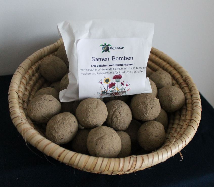 Samenbomben in Körbchen