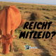 Kuh an einem spanischen Strand mit dem Schriftzug - Reicht Mitleid?