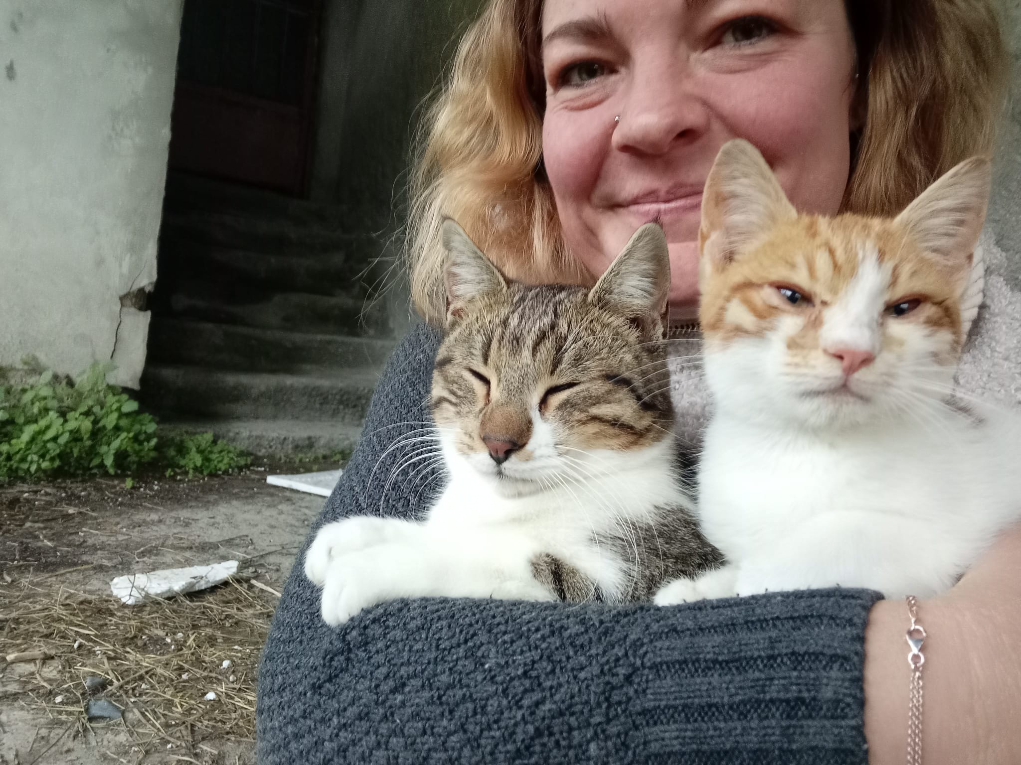 Lydia mit zwei Katzen